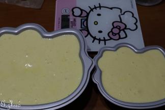 倒入KITTY蛋糕模具中，放抹布上轻振去大气泡。模具无需铺油纸。