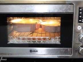 东菱烤箱上下火160度，最底层放一盘热开水，上层放入网架，预热5分钟，