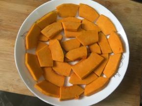 南瓜去皮去瓤切片，平铺在盘中