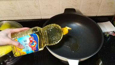 锅里放油