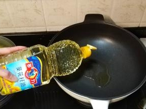 锅里放油