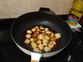 放入豉油、糖、水