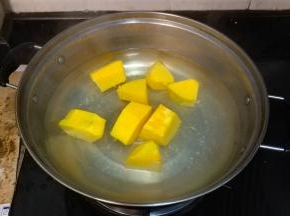 我喜欢用老南瓜又糯又甜，南瓜去皮切块，放入锅里水煮（10分钟）或蒸（20分钟）