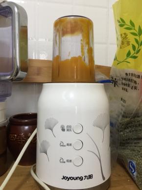 搅打细腻（那个、请忽略杂乱不堪的置物架）