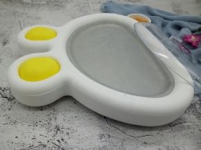 首先咱们来准备一台炒冰机，炒冰机放冰箱冷冻10个小时以上，才可以拿来使用