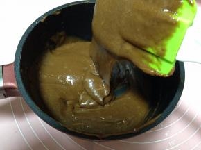 翻拌均匀成顺滑的面糊