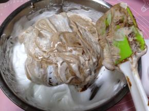 再倒回蛋白糊中，快速翻拌均匀