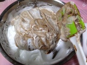 再倒回蛋白糊中，快速翻拌均匀