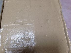 蛋糕糊倒入铺了油纸的烤盘，整理平整，震出气泡，165℃25分钟，烤好后倒扣，掀去硅油纸。