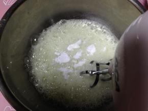 低速打发蛋白至粗泡，加三分之一糖继续打发
