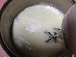 打发至细泡时加三分之一糖，高速打发至有纹路