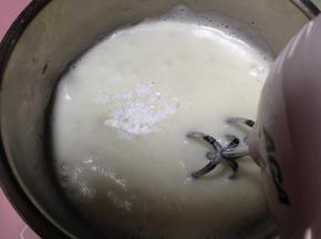 打发至细泡时加三分之一糖，高速打发至有纹路