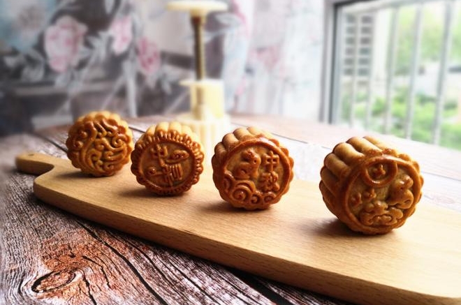 广式莲蓉月饼