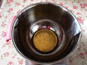 1.	转化糖浆加入枧水搅拌均匀，