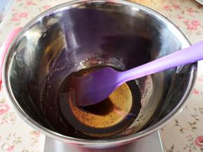 2.	再加入玉米油，搅拌均匀，