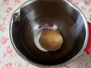 4.	盖上保鲜膜醒发1小时左右，