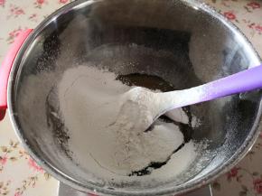 3.	筛入中筋面粉，用手抓匀，成团