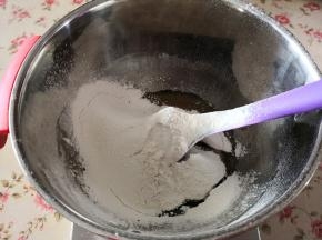 3.	筛入中筋面粉，用手抓匀，成团