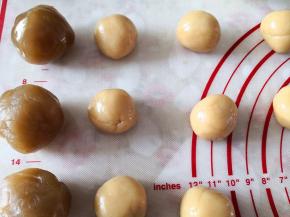 5.	莲蓉馅分割成46克一个的圆球，面团分割成19克一个的面团，都滚圆备用，