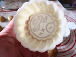 7.	使用如意坊65克的月饼模，花色很漂亮，将月饼花片按装在月饼模具里，再撒上少许面粉，按出月饼的花型，放在不粘烤盘上，