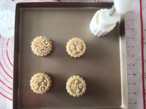 8.	喷少量清水，