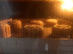 9.	烤箱预热，上下火，中层，190度，先烤5分钟，