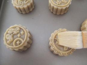 10.	取出刷全蛋液，蛋液只要薄薄一层就好啦，