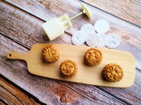 13.	喜欢蛋黄的可以在里面包上咸蛋黄哦。