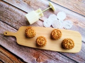 13.	喜欢蛋黄的可以在里面包上咸蛋黄哦。
