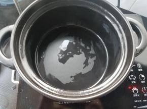 砂锅洗净搽干水分。