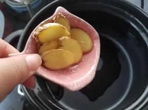 生姜切片放入炒香。