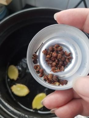 加入一点花椒。