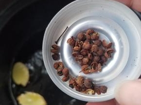 加入一点花椒。