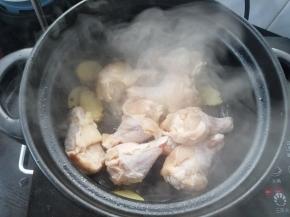 然后加入洗净沥水的鸡翅根。