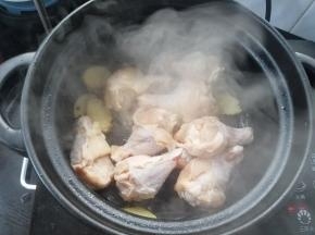 然后加入洗净沥水的鸡翅根。