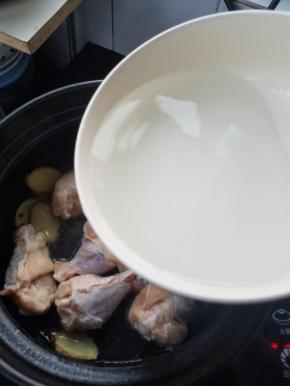 加入一碗水，接近没过鸡翅根的位置。