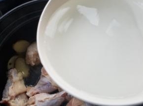 加入一碗水，接近没过鸡翅根的位置。