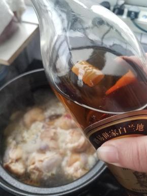 两大勺的白兰地。