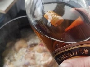 两大勺的白兰地。