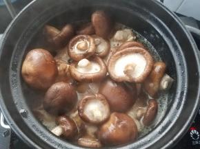 香菇洗净，热水烫一下，然后沥水放入砂锅内。