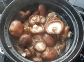香菇洗净，热水烫一下，然后沥水放入砂锅内。