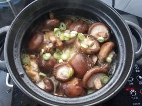 再撒上一点葱花。