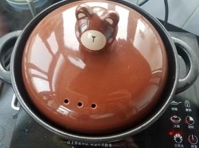 盖上盖子，转中小火定时20分钟。