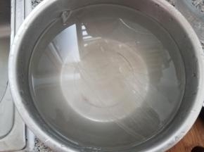 这个时候，把水晶粉用热水烫软。