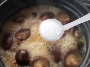 到时间后，加入一点海盐。