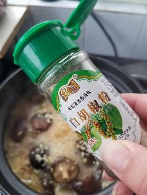 撒上一点点白胡椒粉，不喜欢的可忽略。