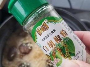 撒上一点点白胡椒粉，不喜欢的可忽略。