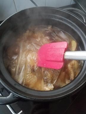 用小铲子压到汤里，然后再次盖上盖子，转中大火5-8分钟即可，这个时间久看你的水晶粉的情况来定了。