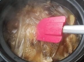 用小铲子压到汤里，然后再次盖上盖子，转中大火5-8分钟即可，这个时间久看你的水晶粉的情况来定了。