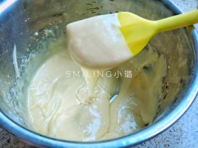 用刮刀十字法拌匀，面糊成顺滑状态，但是不要拌太久